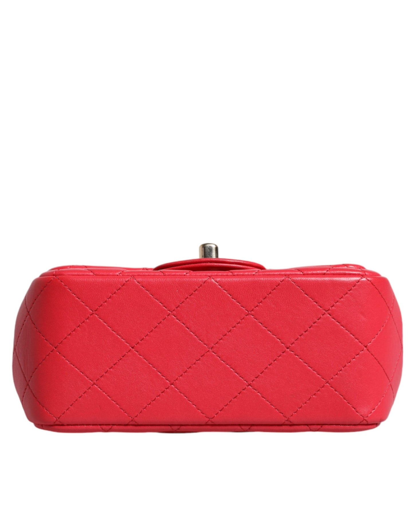 Minibolso Chanel de piel de cordero con cadena en color rosa Matelasse