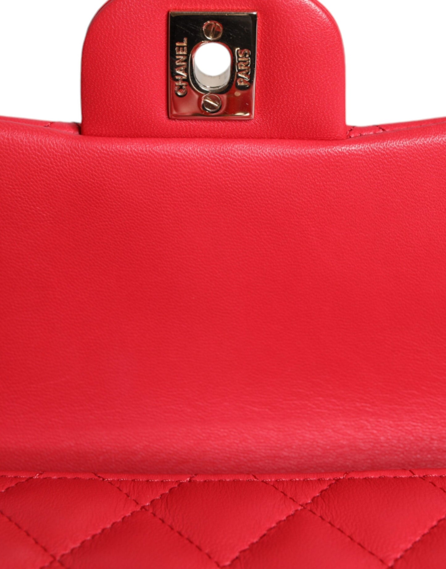 Minibolso Chanel de piel de cordero con cadena en color rosa Matelasse