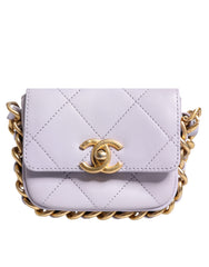 Mini bolso bandolera Chanel de piel de becerro acolchada azul con solapa y cadena