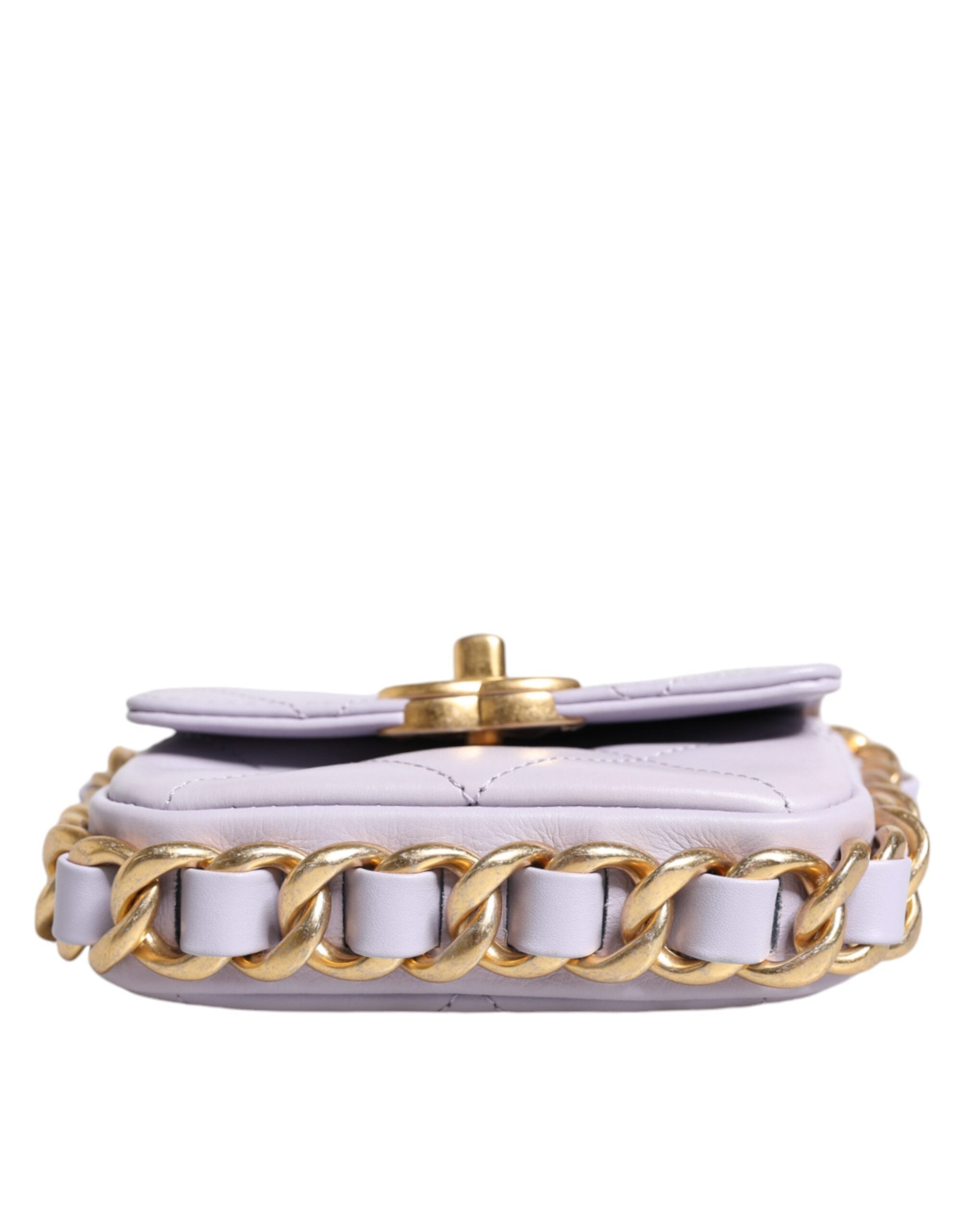 Mini bolso bandolera Chanel de piel de becerro acolchada azul con solapa y cadena