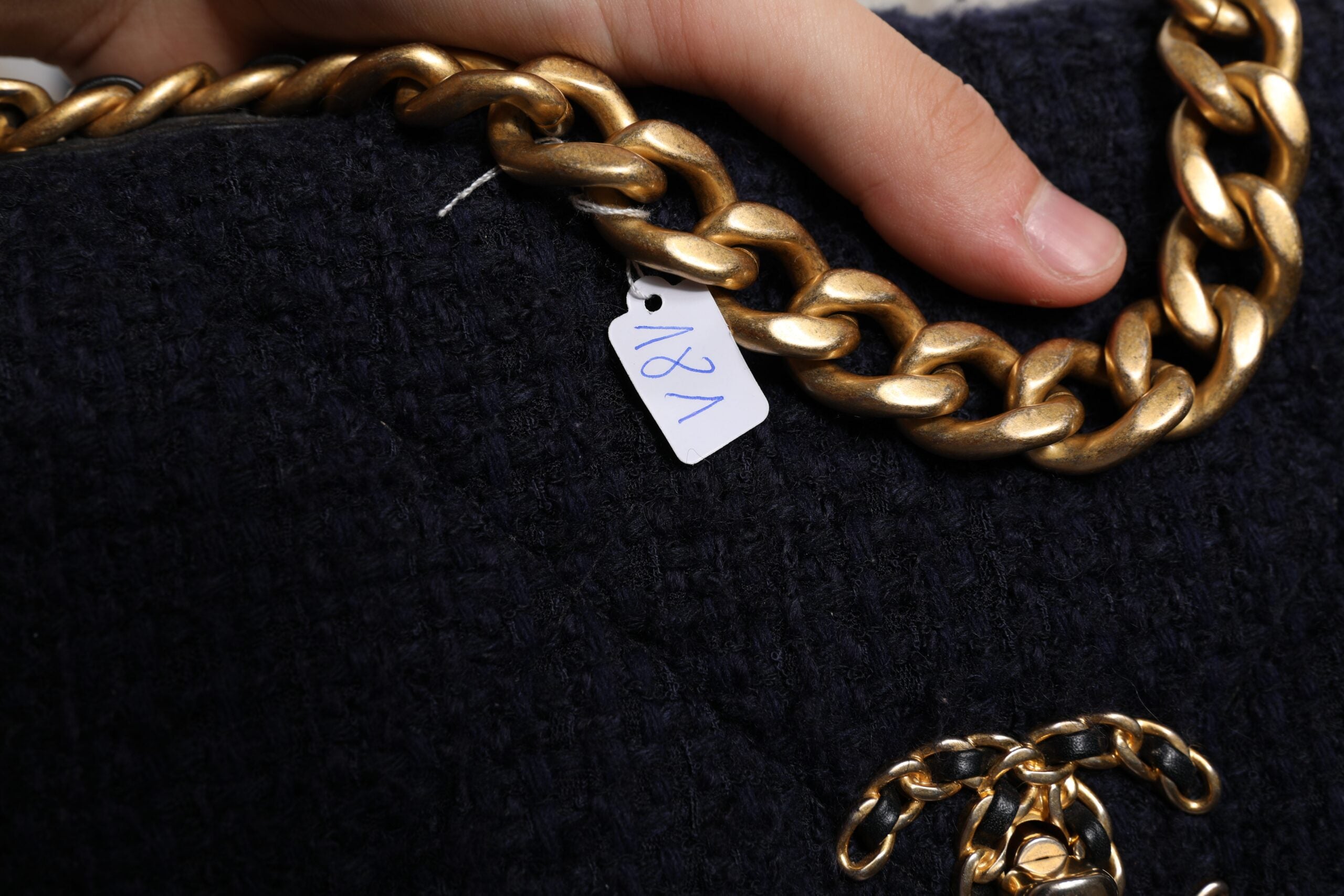 Bolso de hombro Chanel azul oscuro con solapa mediana de tweed CC con cadena dorada y gris