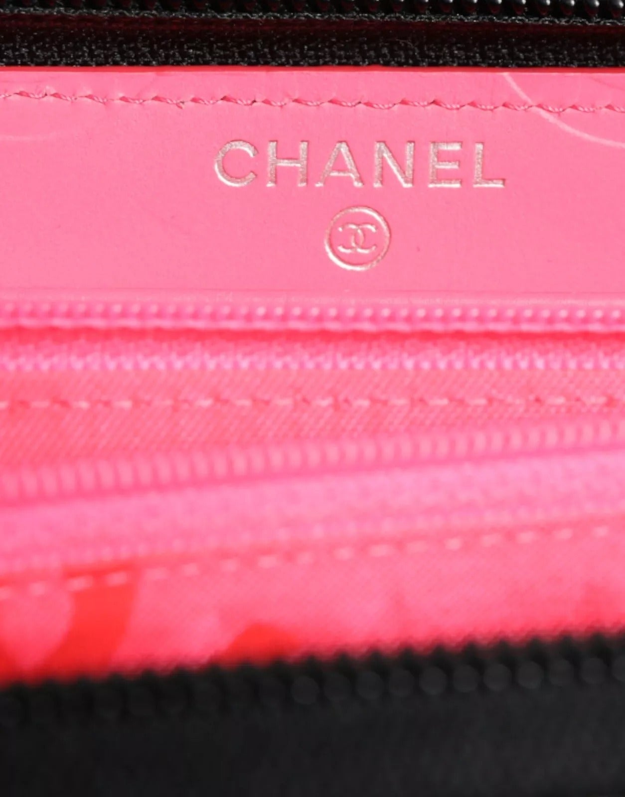 Cartera con cremallera continental CC de piel acolchada negra con el logotipo de Chanel