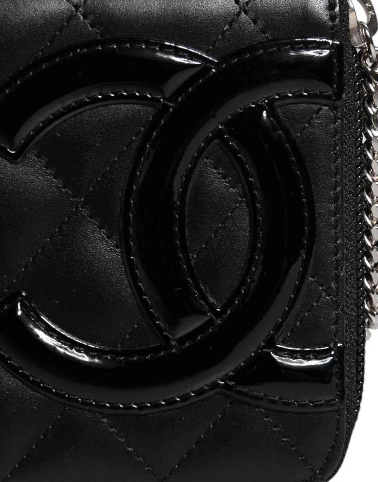 Cartera con cremallera continental CC de piel acolchada negra con el logotipo de Chanel