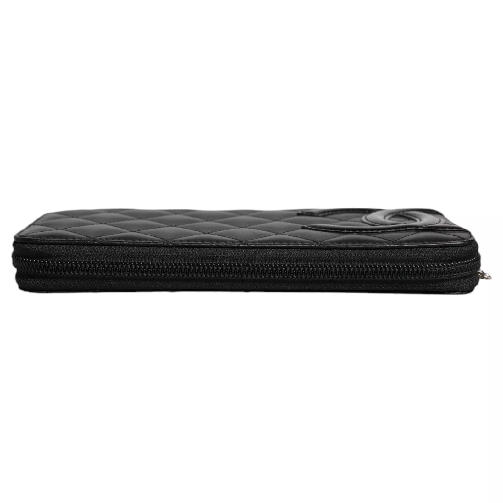 Cartera con cremallera continental CC de piel acolchada negra con el logotipo de Chanel