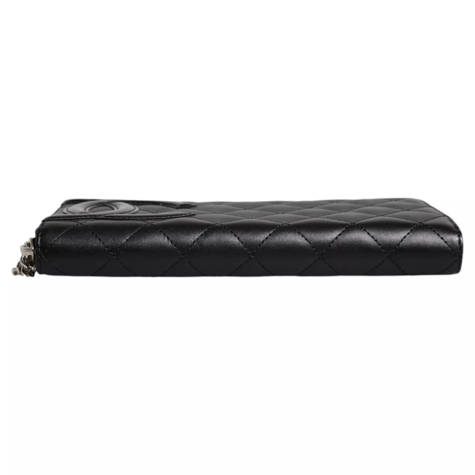 Cartera con cremallera continental CC de piel acolchada negra con el logotipo de Chanel