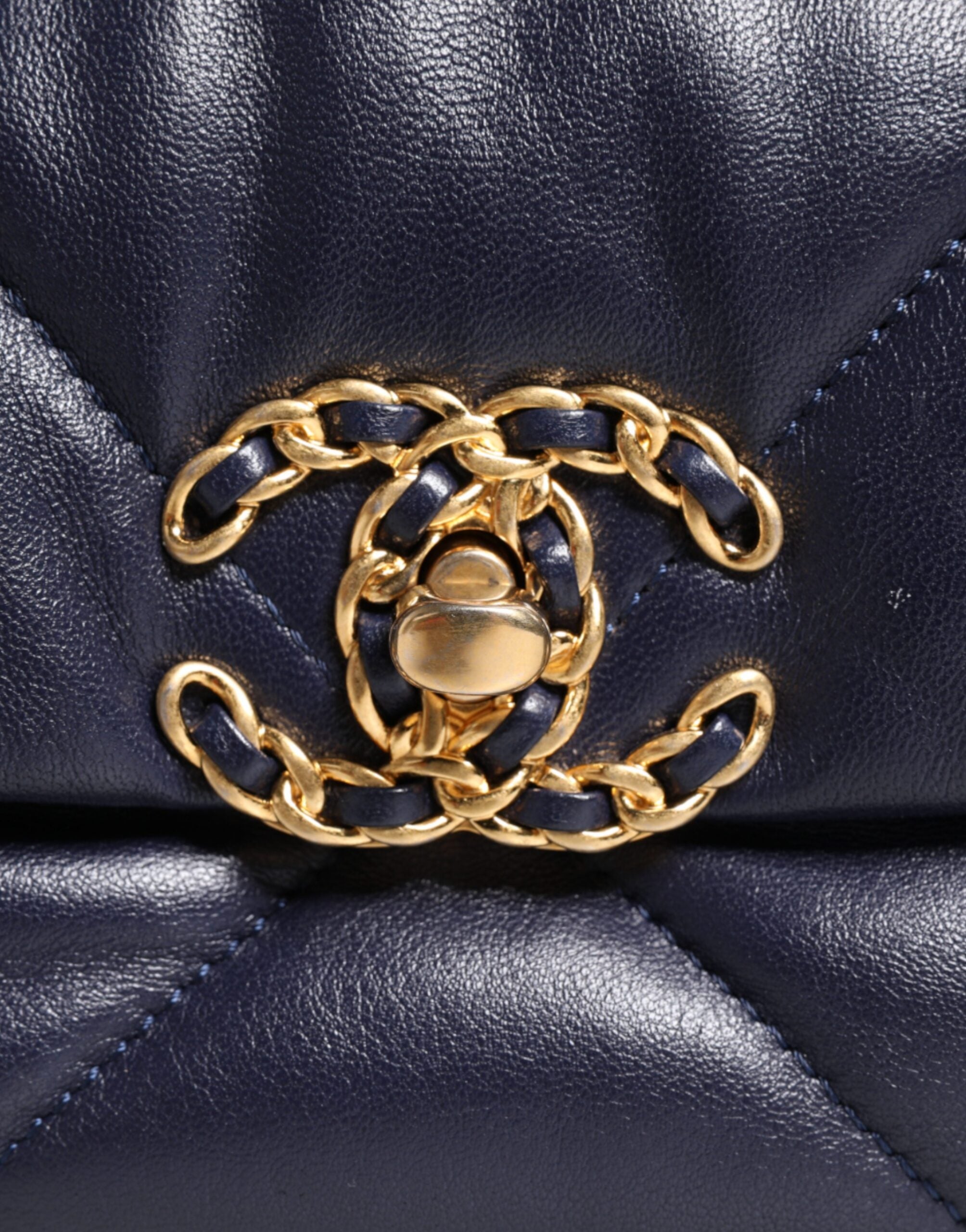 Bolso de hombro grande de piel azul con cadena acolchada de Chanel