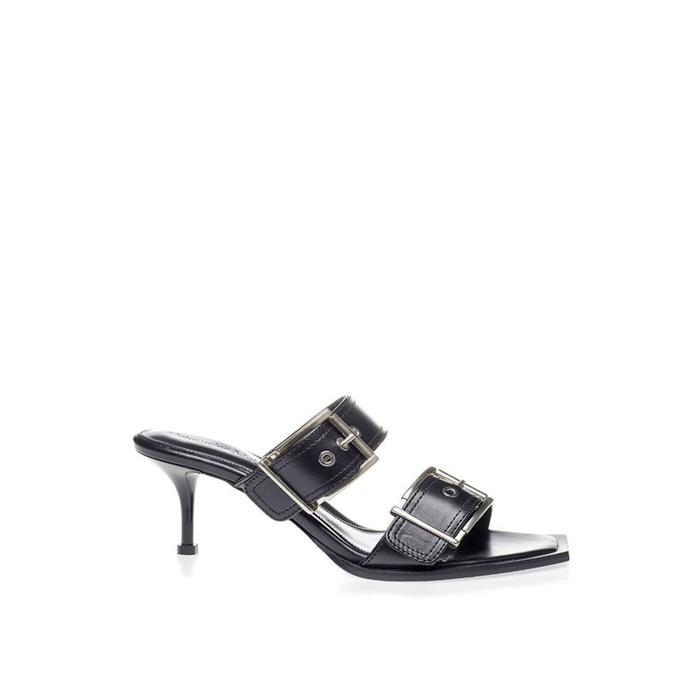 Alexander McQueen eleva tus pasos con sandalias de cuero negro atemporales