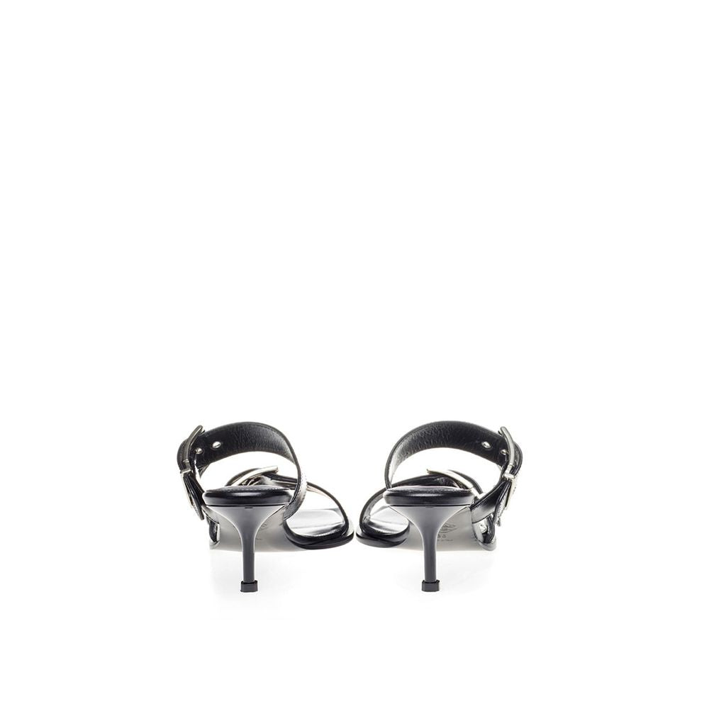 Alexander McQueen eleva tus pasos con sandalias de cuero negro atemporales