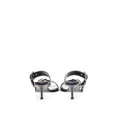 Alexander McQueen eleva tus pasos con sandalias de cuero negro atemporales