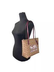 Bolso tote Fiona de lona con cremallera de la firma de COACH, color marrón