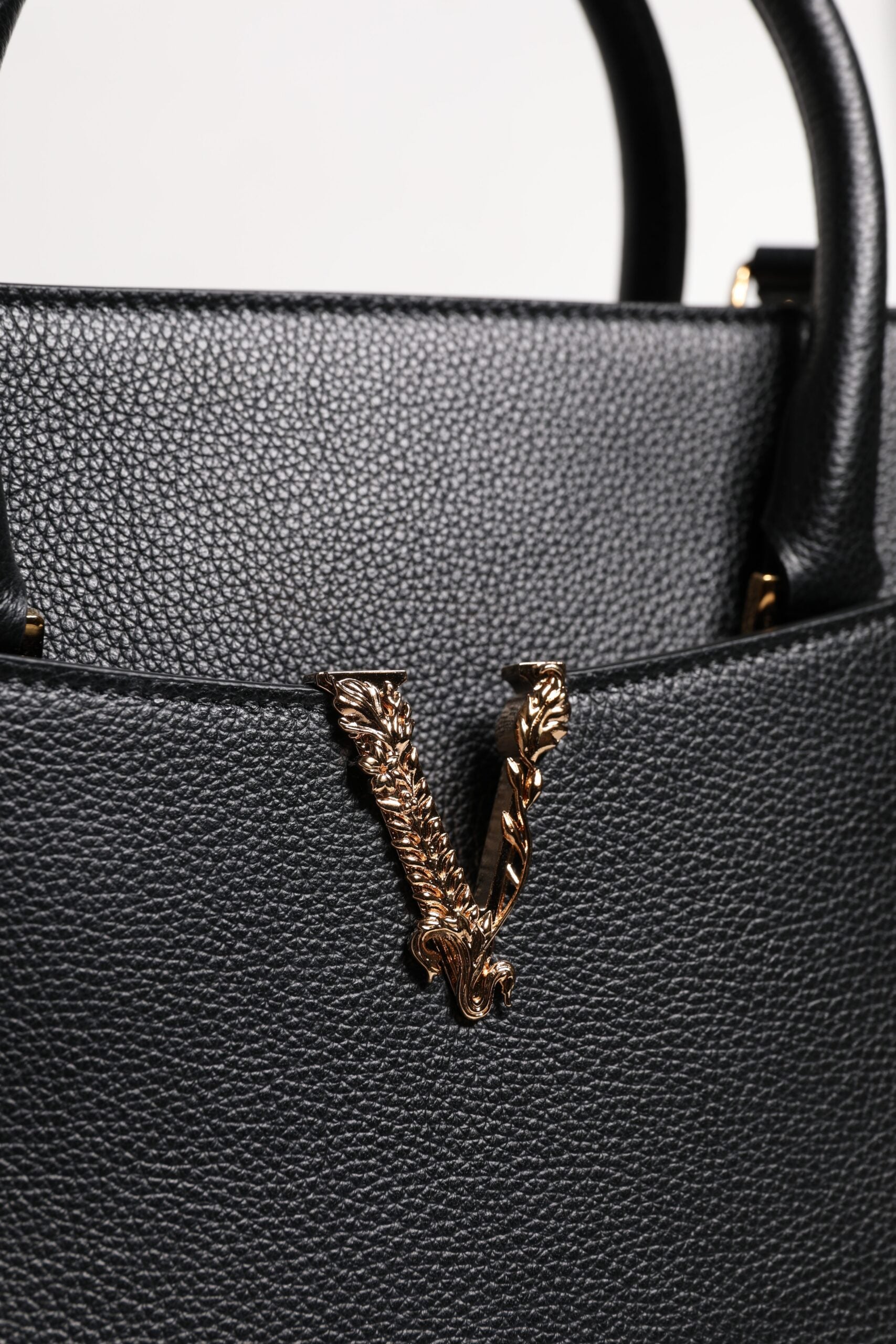 Bolso bandolera grande de piel negra con asa superior de Versace