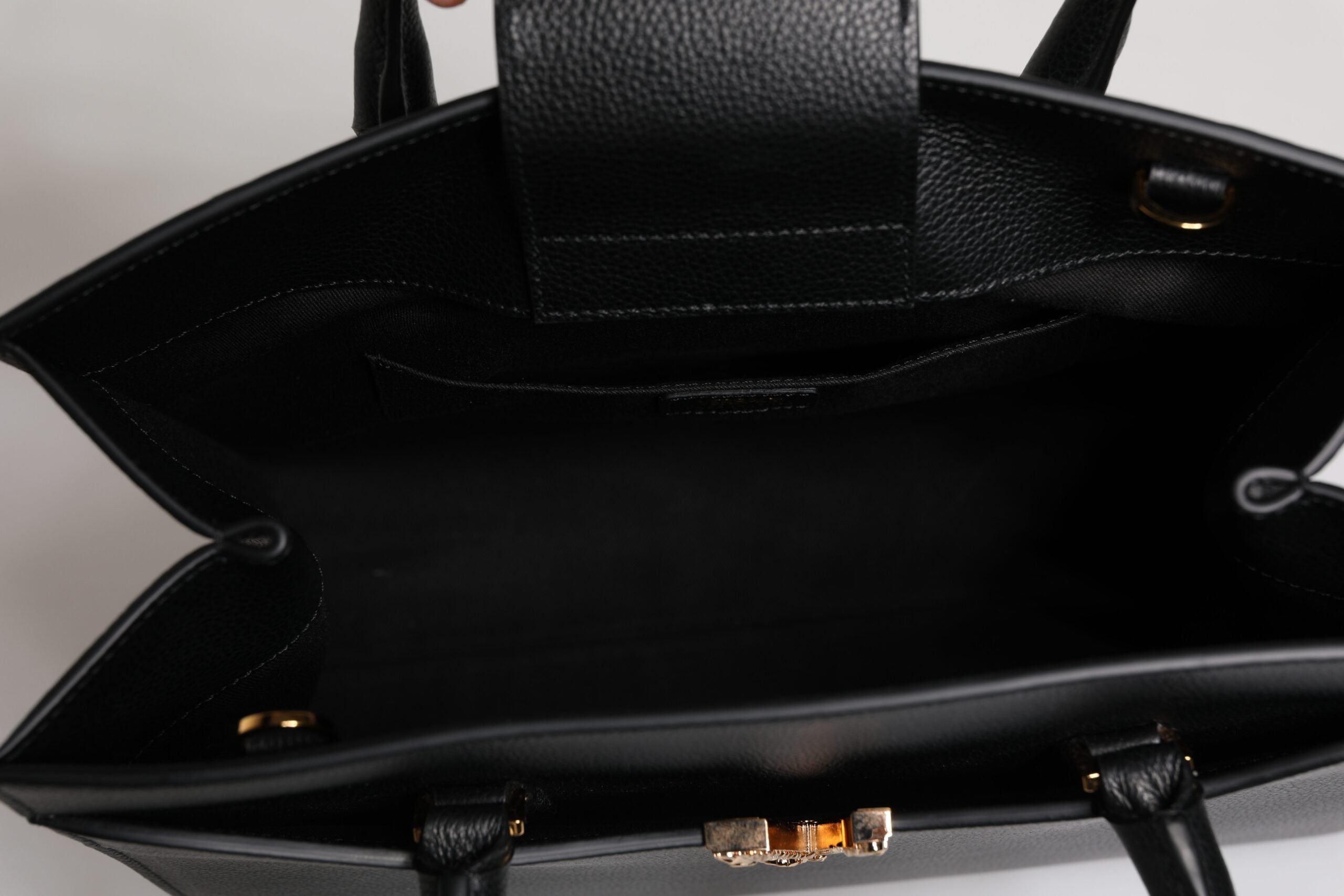 Bolso bandolera grande de piel negra con asa superior de Versace
