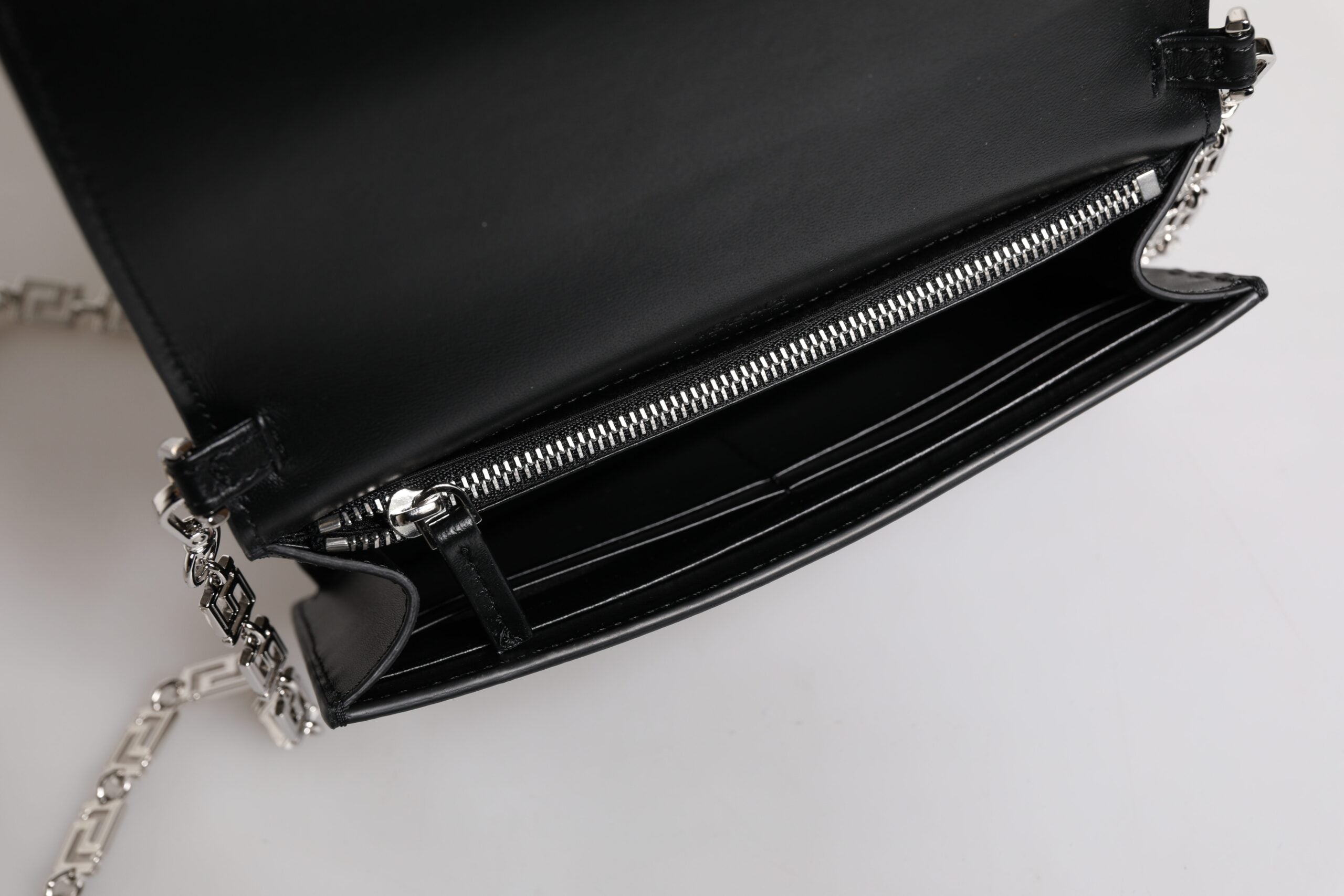 Bolso bandolera Versace de piel de becerro negra con correa de cadena