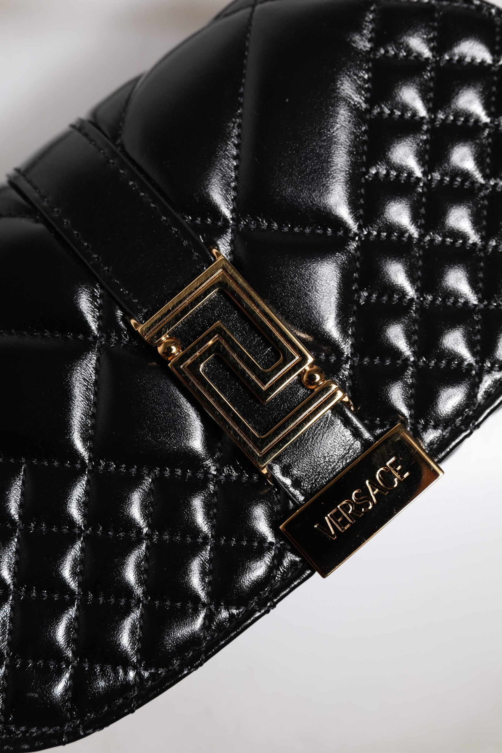 Bolso Versace con correa de hombro acolchada de piel de becerro negra