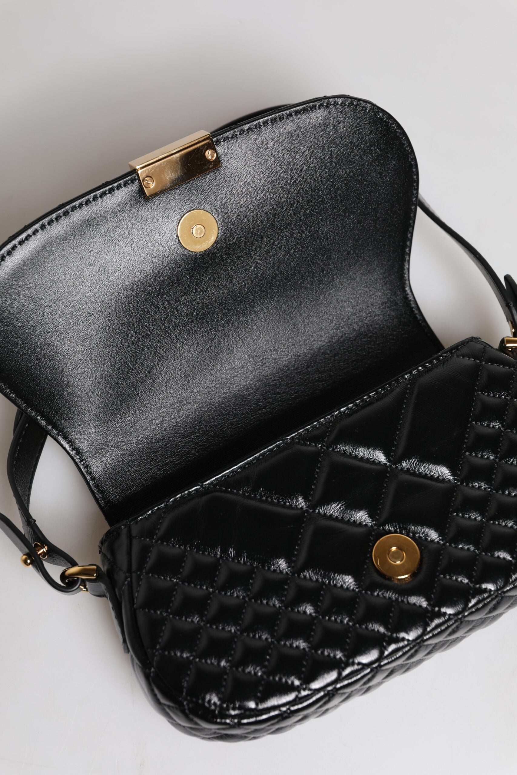 Bolso Versace con correa de hombro acolchada de piel de becerro negra