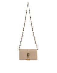 Bolso bandolera tipo cartera de piel de becerro con cadena dorada en beige de Versace