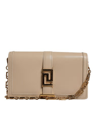 Bolso bandolera tipo cartera de piel de becerro con cadena dorada en beige de Versace
