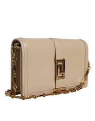 Bolso bandolera tipo cartera de piel de becerro con cadena dorada en beige de Versace