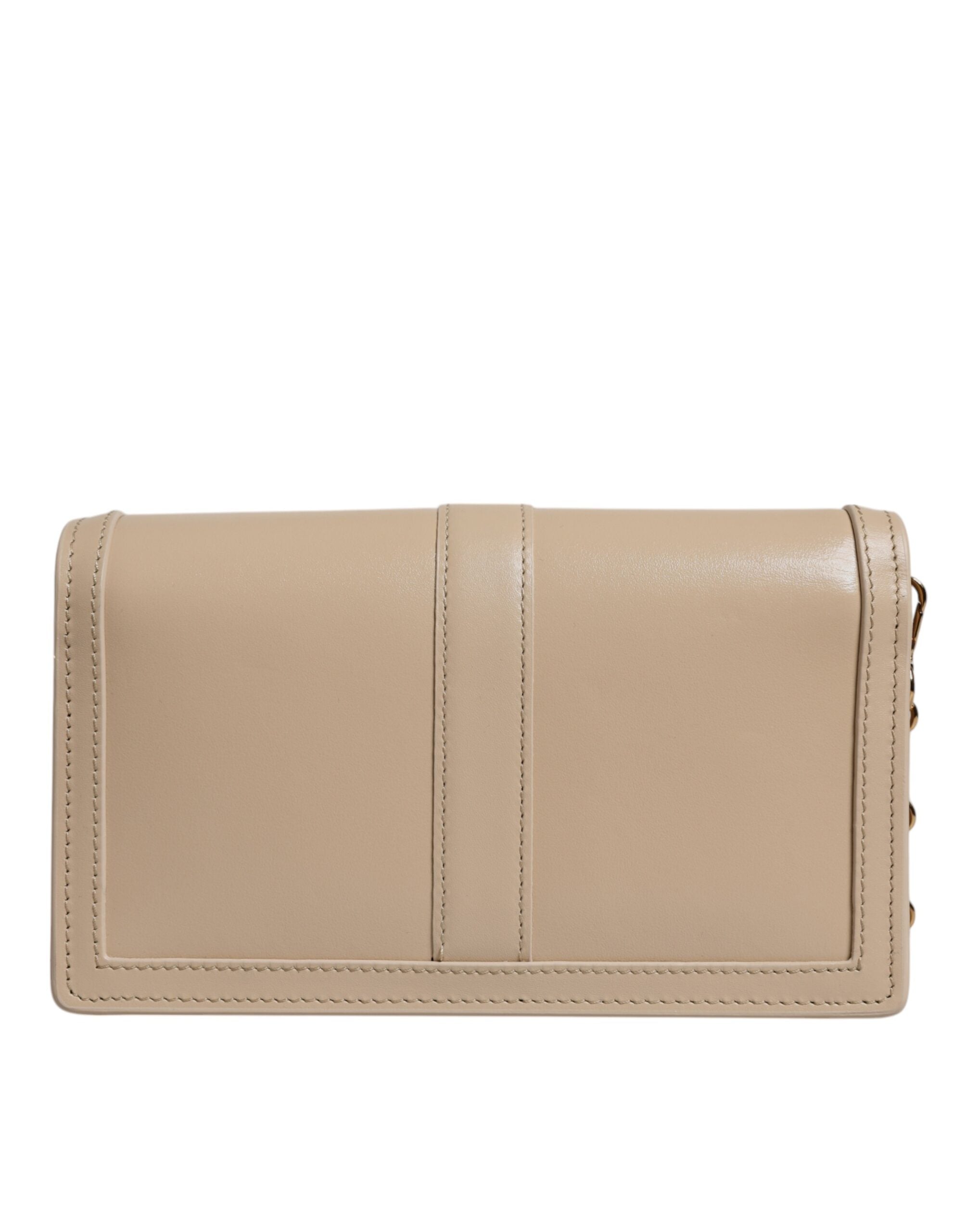 Bolso bandolera tipo cartera de piel de becerro con cadena dorada en beige de Versace