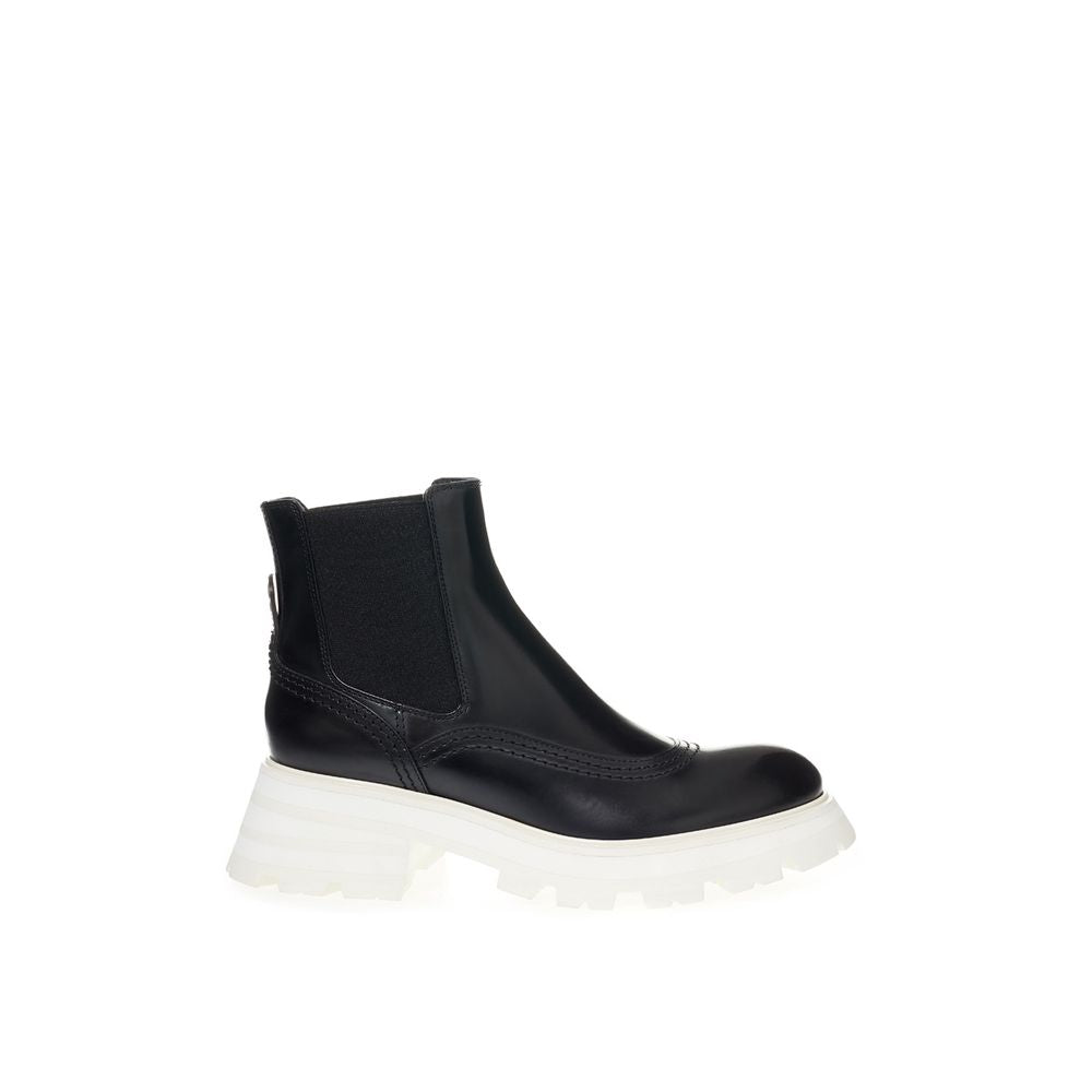 Botas elegantes de piel de Alexander McQueen en negro atemporal