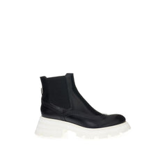 Botas elegantes de piel de Alexander McQueen en negro atemporal