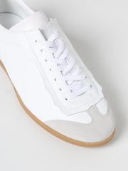 Zapatillas bajas de piel y ante con diseño de plumas de Maison Margiela