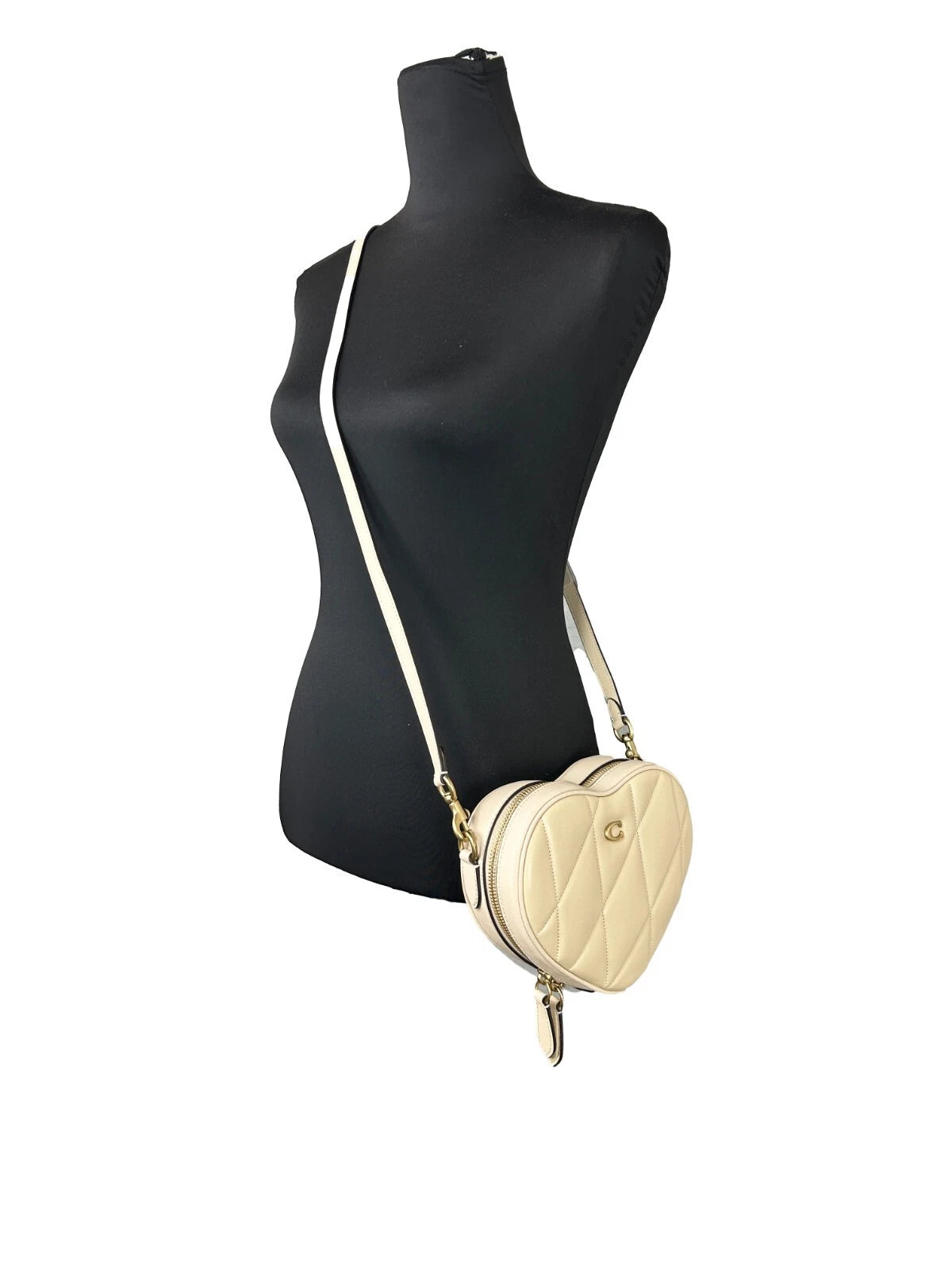 COACH Bolso bandolera pequeño de piel acolchada con forma de corazón