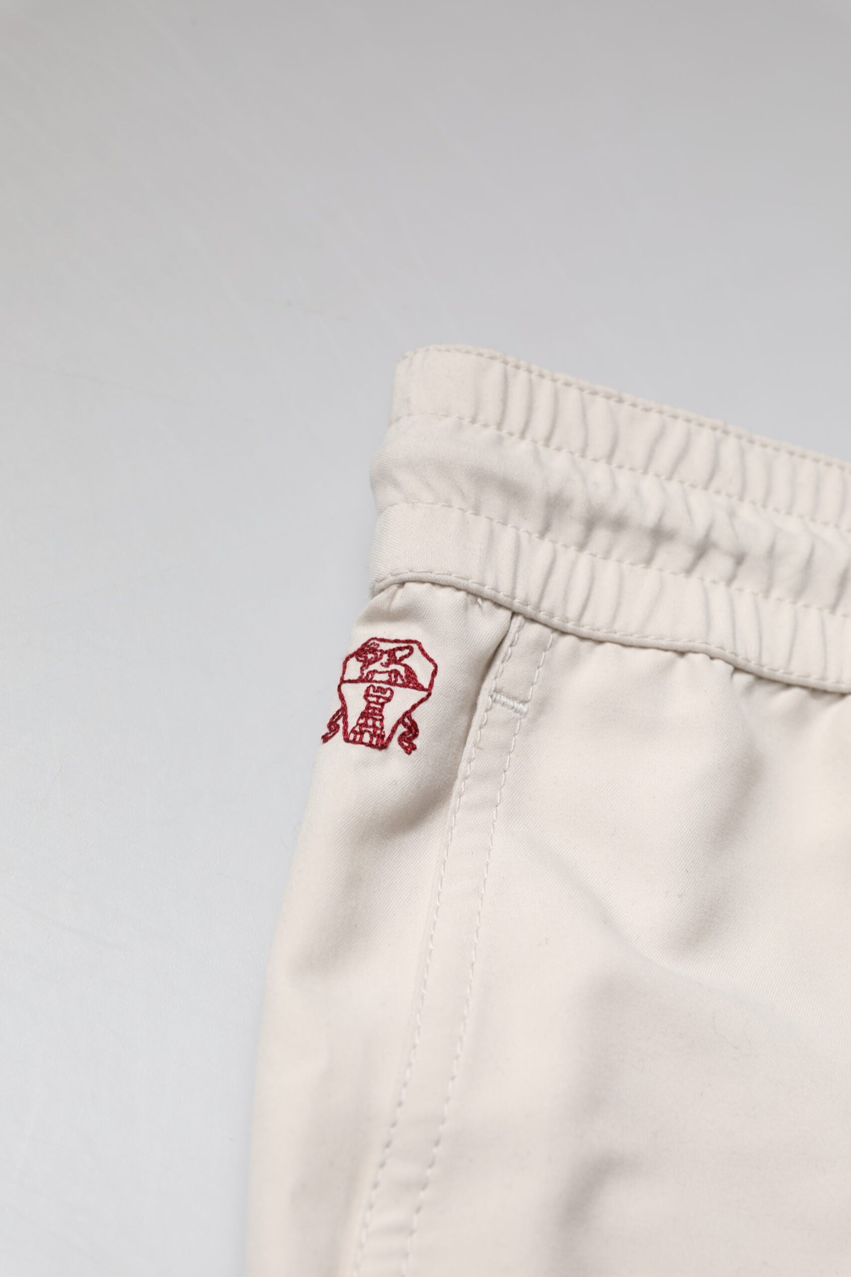 Bermudas Brunello Cucinelli con logo en blanco roto para hombre