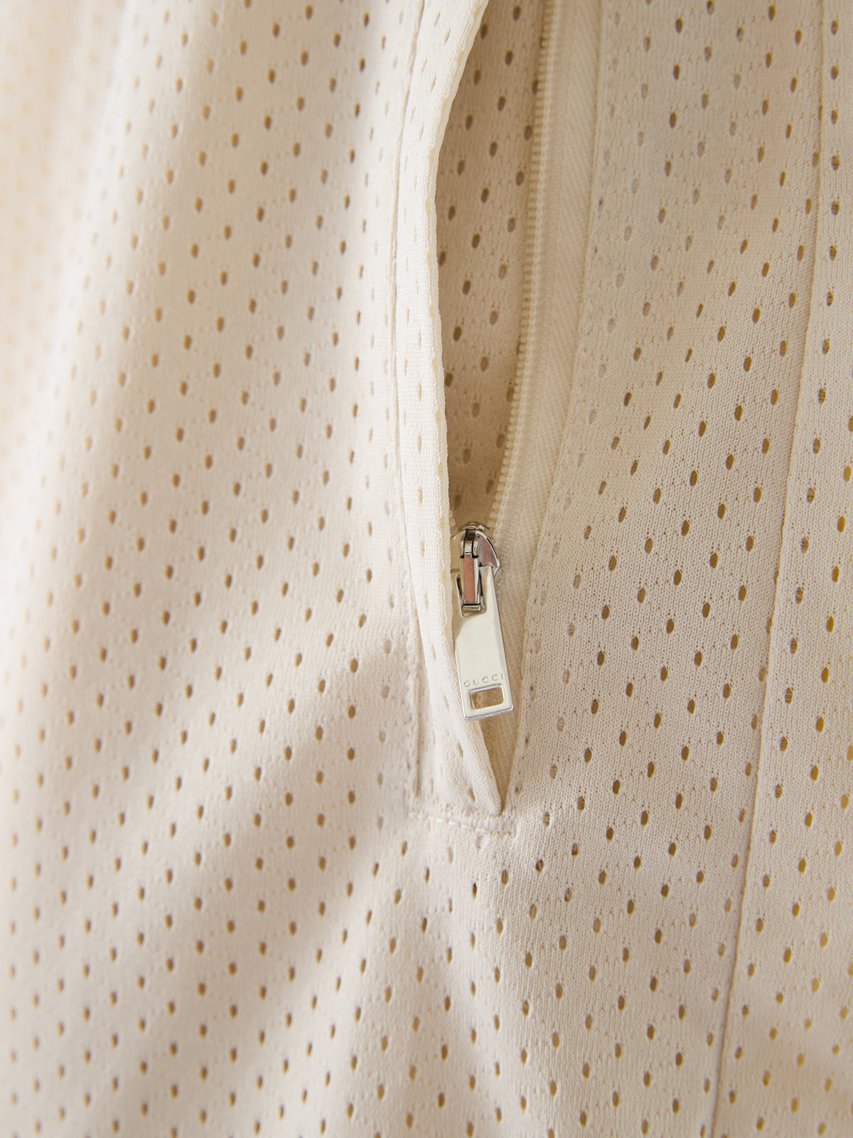 Pantalones cortos de poliéster con logotipo de Gucci en color crema