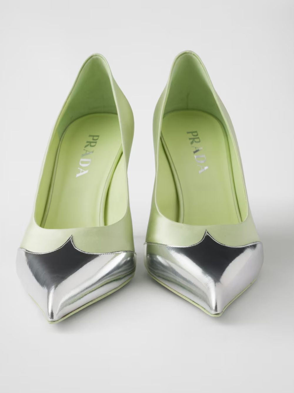 Zapatos de salón Prada de satén y piel metalizada