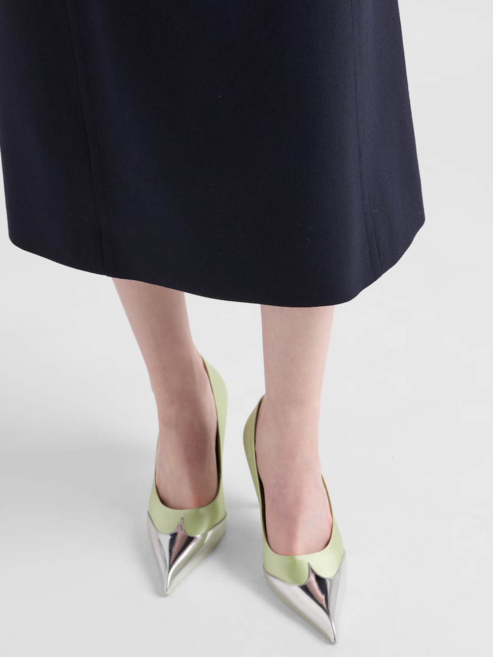 Zapatos de salón Prada de satén y piel metalizada