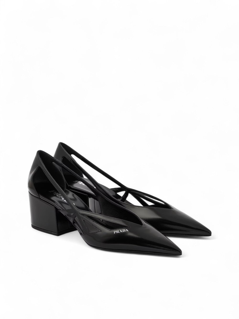 Zapatos de tacón Prada de piel negra con aberturas, talla 55