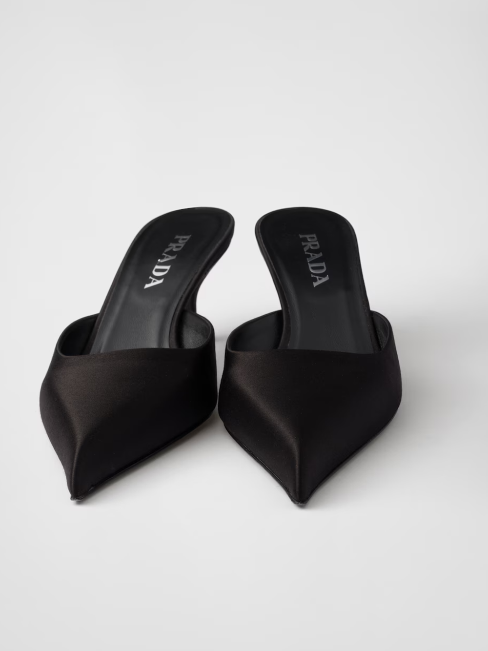 Sabot de satén negro de Prada