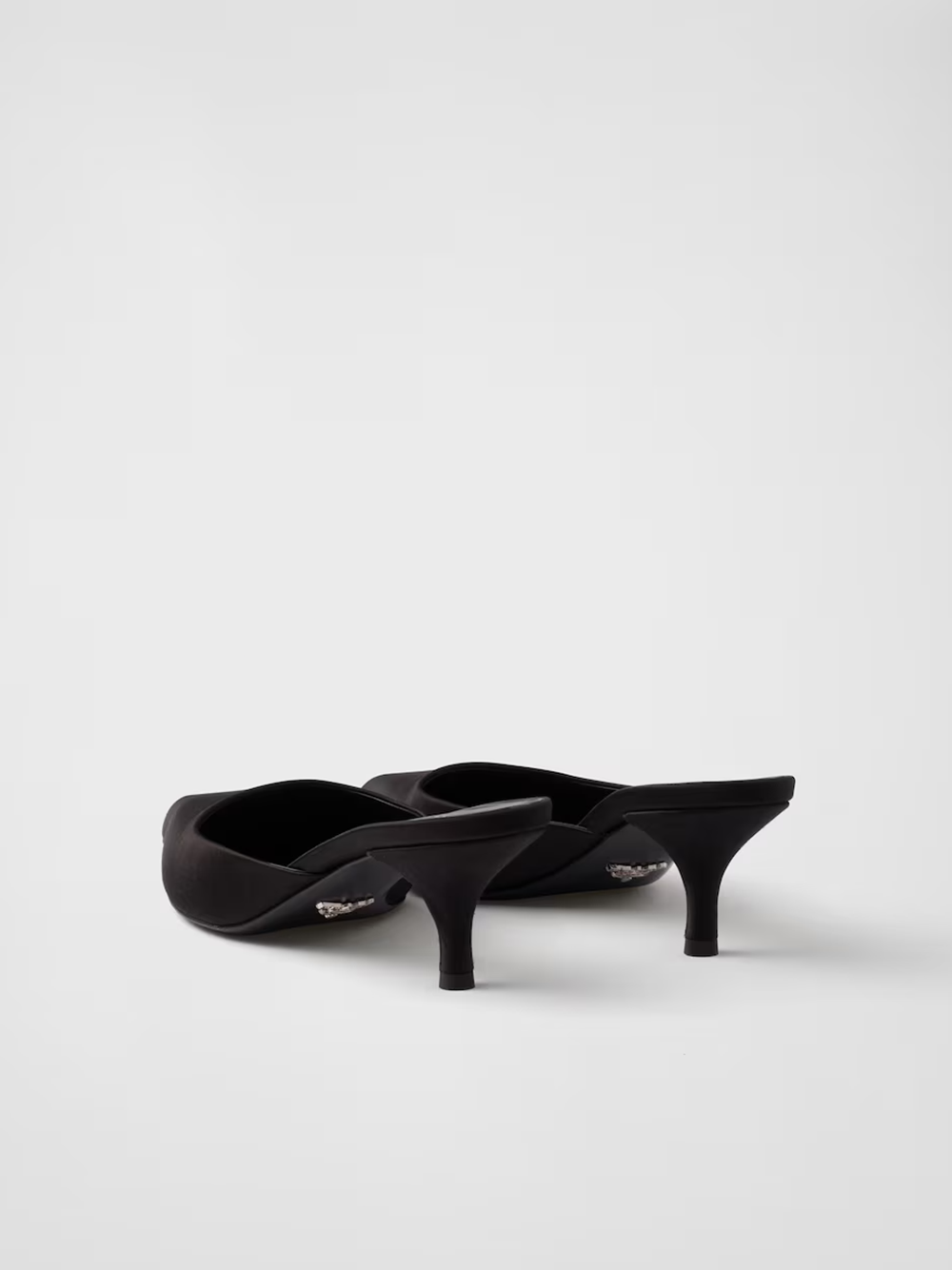 Sabot de satén negro de Prada