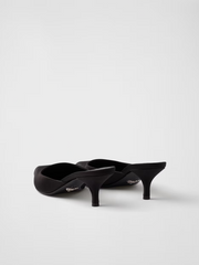 Sabot de satén negro de Prada