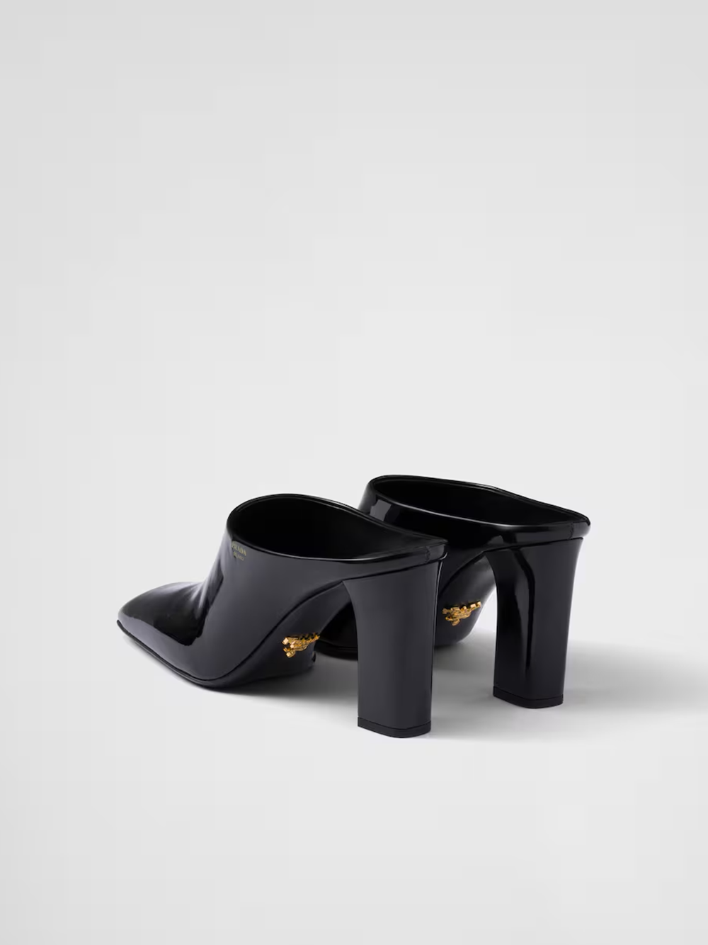 Sandalias de tacón de charol Prada