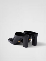 Sandalias de tacón de charol Prada