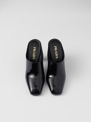 Sandalias de tacón de charol Prada