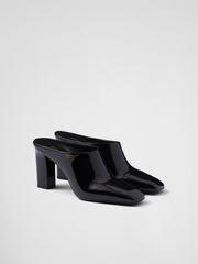 Sandalias de tacón de charol Prada