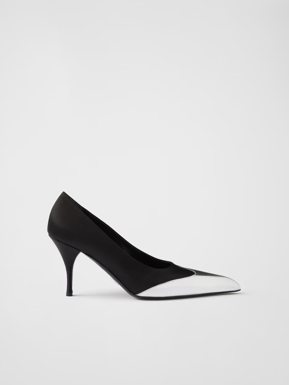 Zapatos de salón Prada de piel plateada metalizada y satén negro