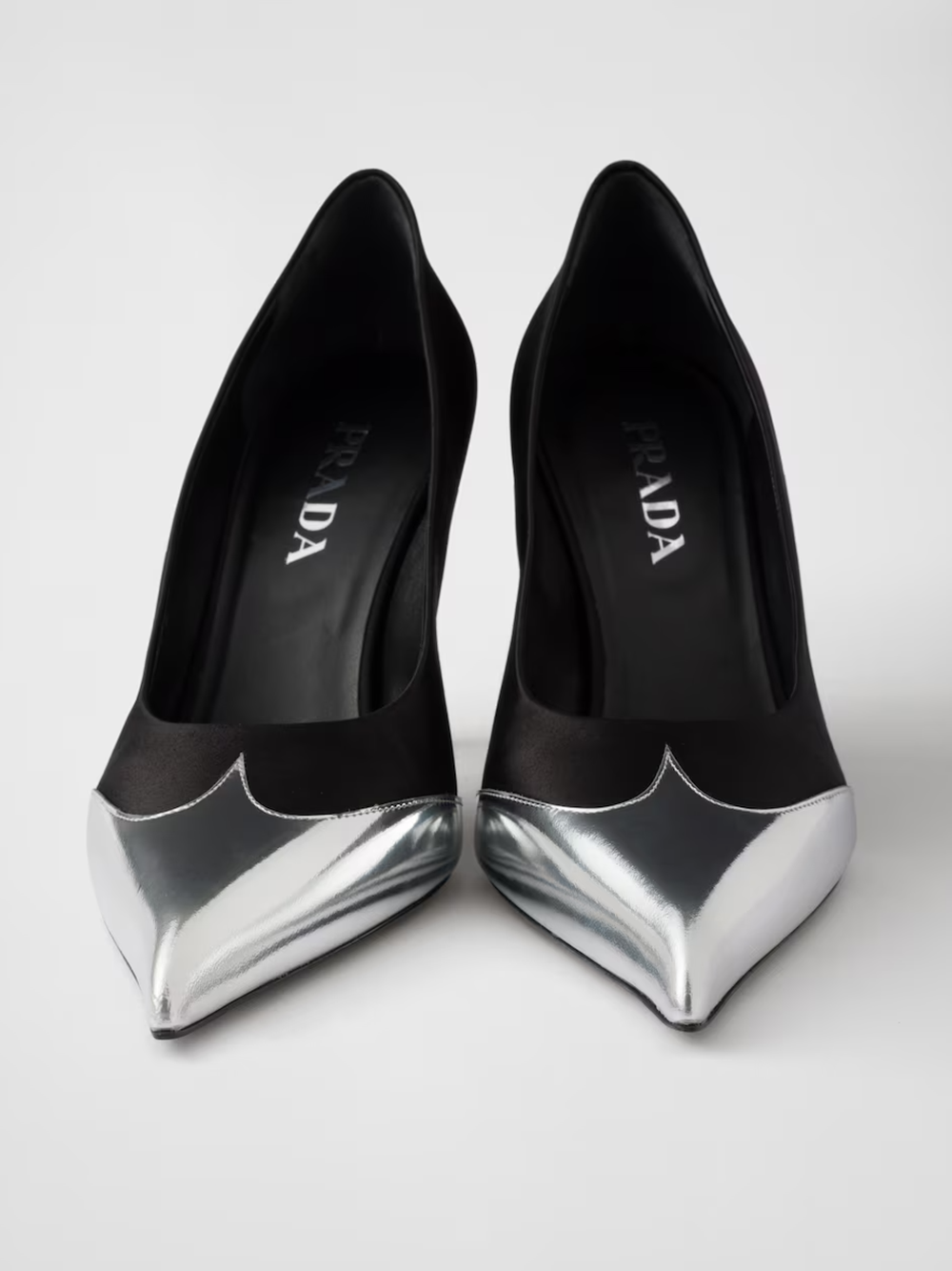 Zapatos de salón Prada de piel plateada metalizada y satén negro