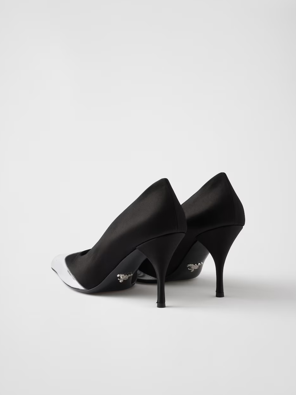 Zapatos de salón Prada de piel plateada metalizada y satén negro