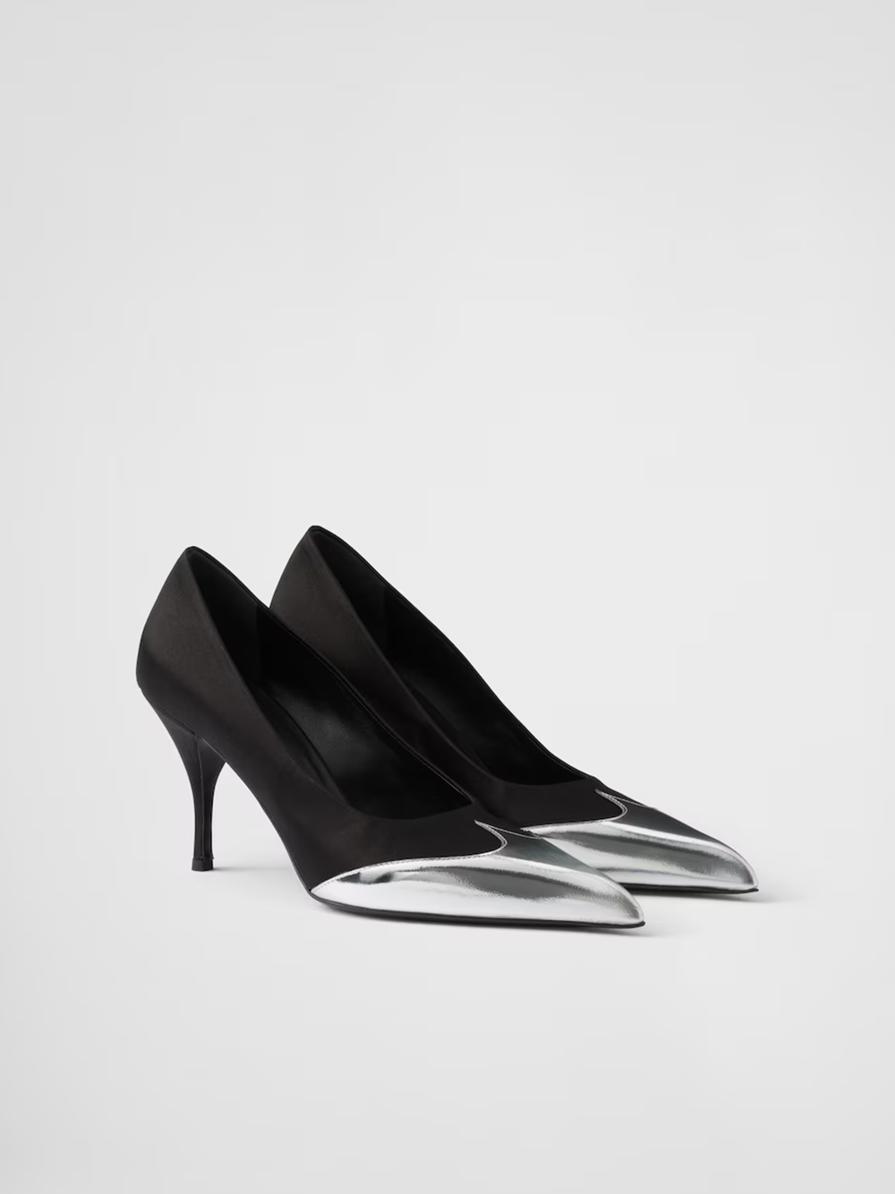 Zapatos de salón Prada de piel plateada metalizada y satén negro