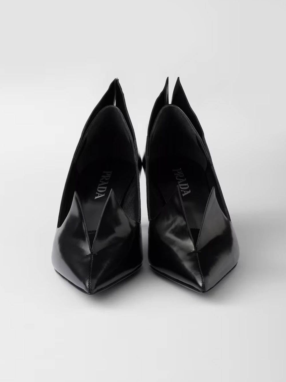 Zapatos de tacón Prada de piel cepillada negra