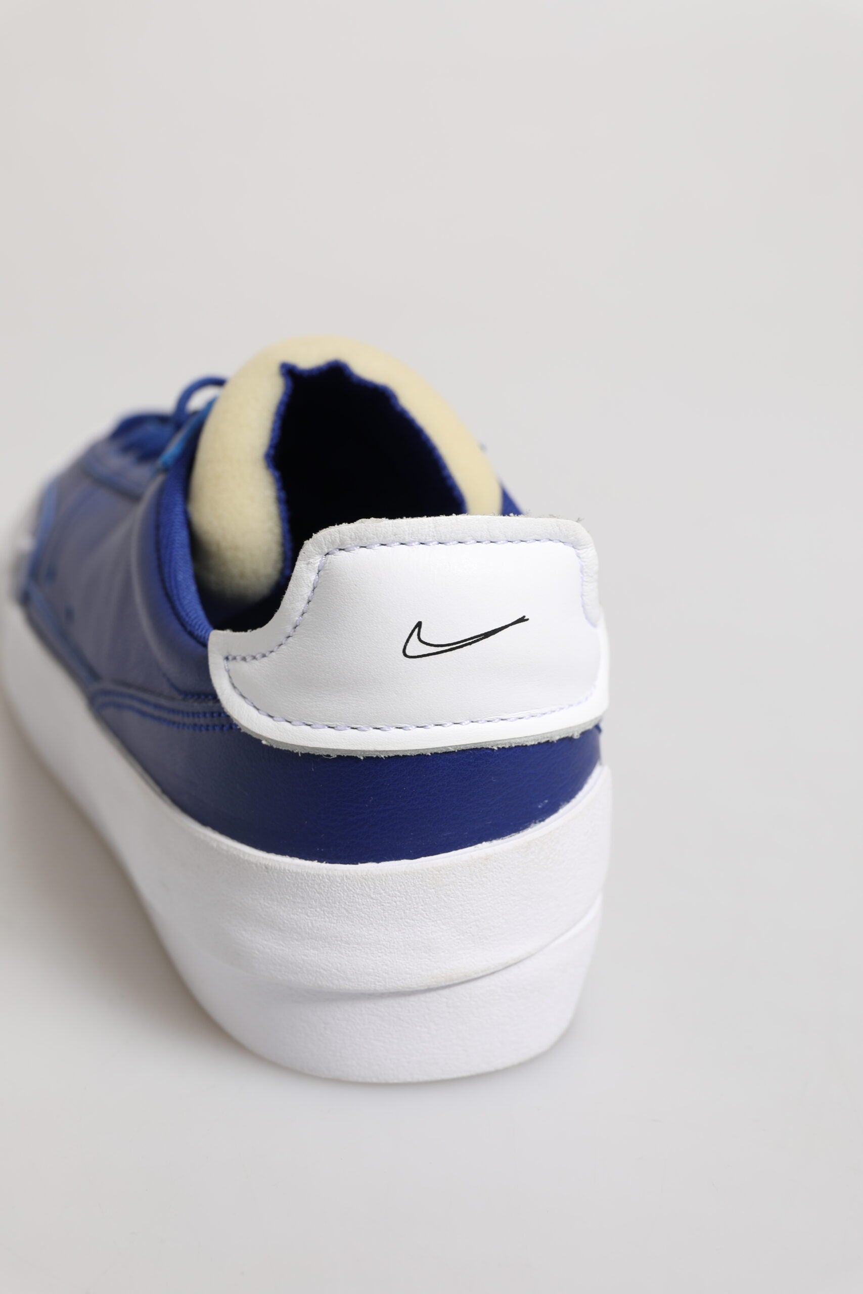Zapatillas Nike blancas y azules con cordones y caña baja tipo drop-type PRM