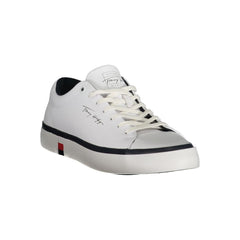 Tommy Hilfiger eleva tu juego con elegantes zapatillas blancas