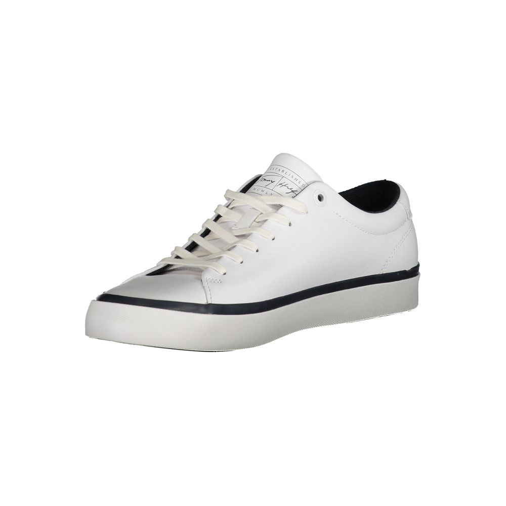 Tommy Hilfiger eleva tu juego con elegantes zapatillas blancas