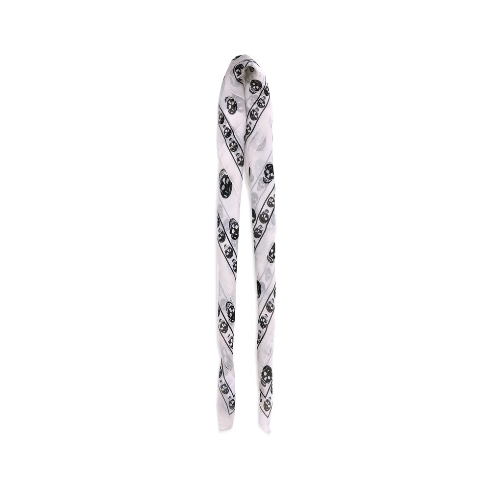 Bufanda de seda con calaveras de Alexander McQueen