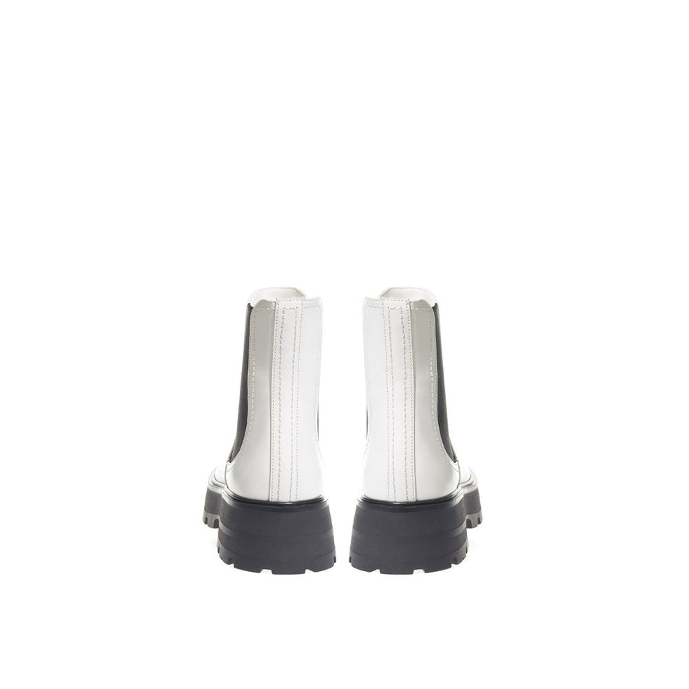Bota de cuero en blanco y negro de Alexander McQueen