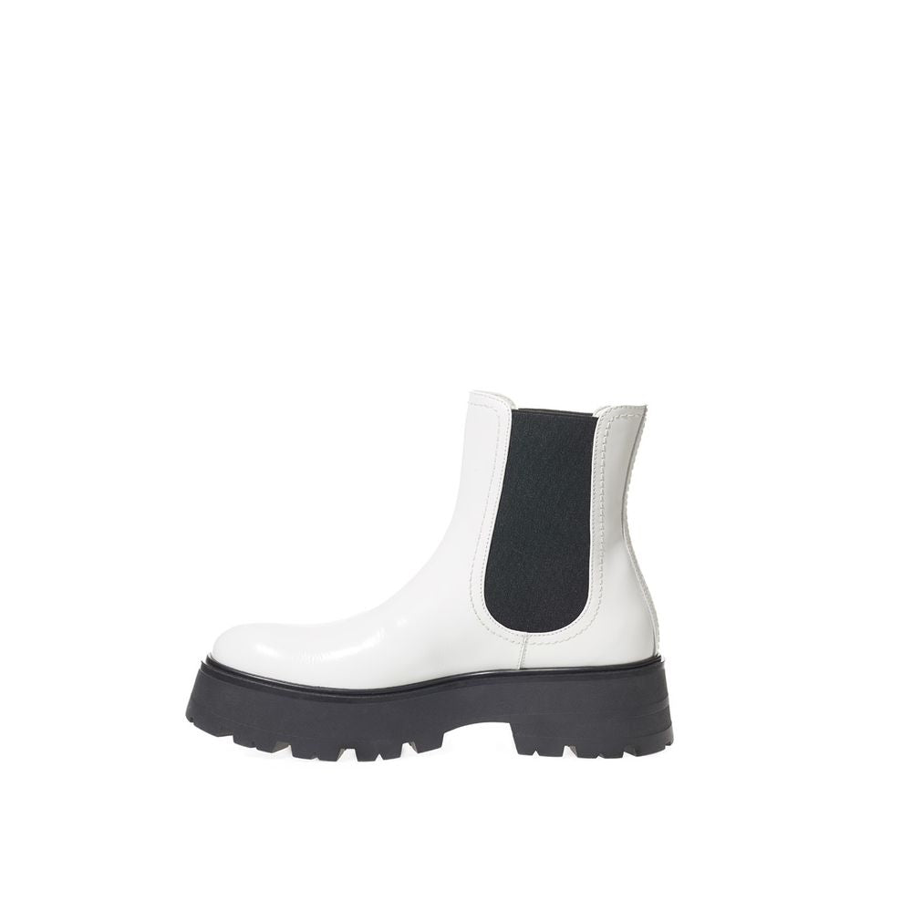 Bota de cuero en blanco y negro de Alexander McQueen